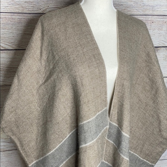 Loft M/L Poncho Tan Grey Open Front Fringe - Picture 2 of 7